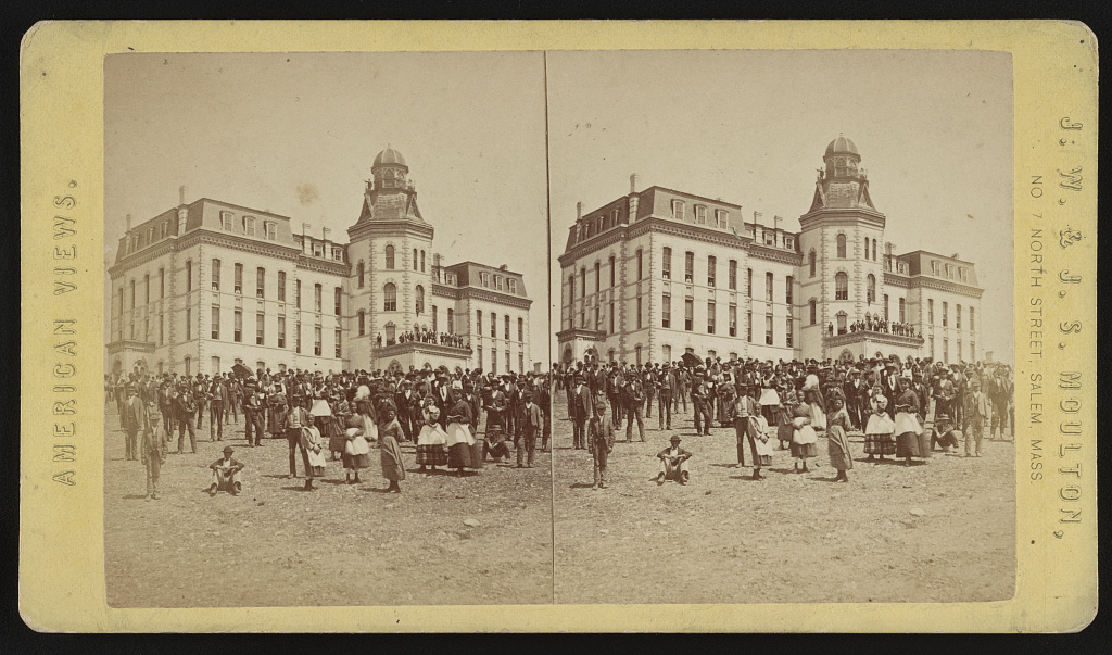 A crowd of students outside Miner Hall.